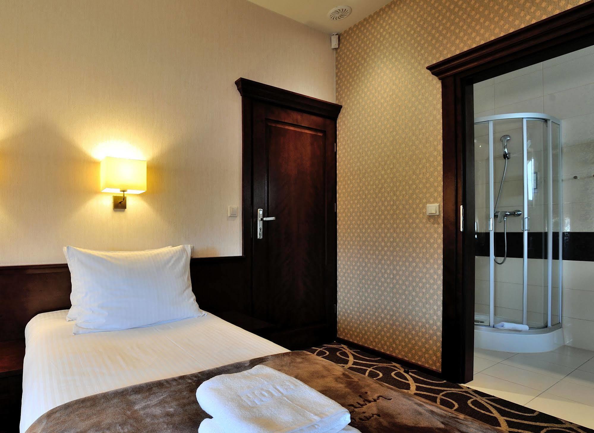 Hotel Dwor Choiny Kazimierówka Exteriér fotografie